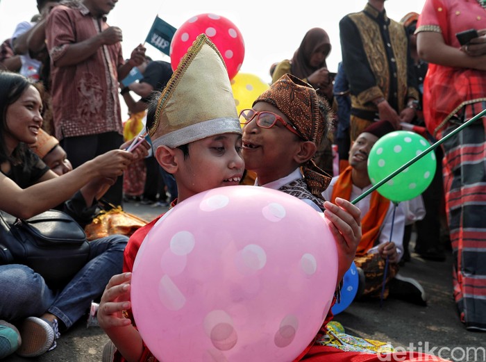 Ratusan warga difabel melakukan pawai di sepanjang Jalan MH Thamrin, Jakarta. Mereka turun ke jalan mengkampanyekan keadilan HAM.