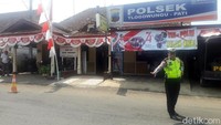 Pembacokan polisi di Polsek Tlogowungu terjadi sekitar pukul 09.30 WIB. Pelaku awalnya berpura-pura membuat pengaduan, namun mendadak mengeluarkan parang dan menyerang anggota polisi.