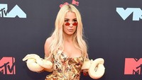 Tana jadi pusat perhatian karena membawa seekor ular di acara tersebut. Jamie McCarthy/Getty Images for MTV
