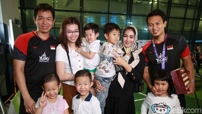 JUDI ONLINE Hendra Setiawan/Mohammad Ahsan sampai di badnara Soekarno Hatta. (Agung Pambudhy/detikSport)