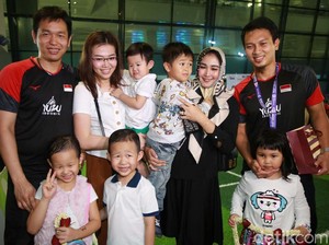 Tiba di Tanah Air, Hendra/Ahsan Dikalungi Bunga dan Disambut Meriah