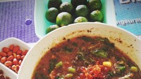Selain sambal, yang tak boleh dilupakan untuk pelengkap bubur pedas adalah jeruk kecil atau lemon cui. Jeruk beraroma wangi dengan rasa kecut yang tak terlalu kuat bikin bubur makin enak saja. Foto : Instagram @ailinprisccillia