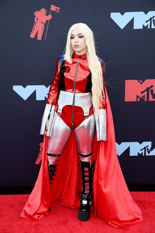 Penyanyi Ava Max juga sulit untuk dilewatkan. Ia adalah salah satu selebriti yang berani ambil risiko dengan kostum serupa superwoman. Yang tak kalah unik adalah rambutnya yang dibuat panjang sebelah. Foto: Dimitrios Kambouris/Getty Images