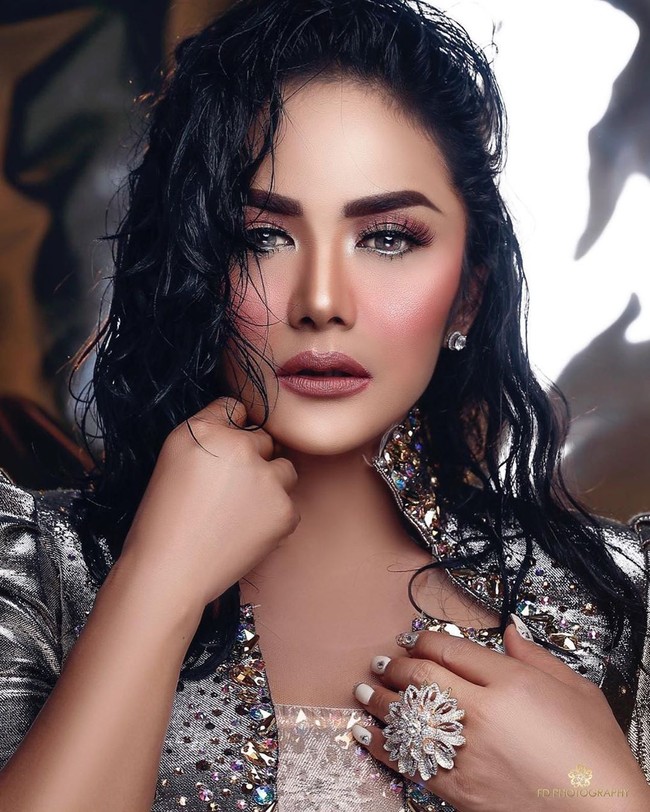 Gaya rambutnya dibuat dengan efek basah yang mengingatkan ala penampilan Kim Kardashian saat hadir di Met Gala 2019. Pulasan makeup bold menyempurnakan penampilannya.  Foto: FD PHOTOGRAPHY/ Instagram @fdphotography90