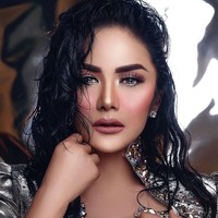 Gaya rambutnya dibuat dengan efek basah yang mengingatkan ala penampilan Kim Kardashian saat hadir di Met Gala 2019. Pulasan makeup bold menyempurnakan penampilannya.  Foto: FD PHOTOGRAPHY/ Instagram @fdphotography90