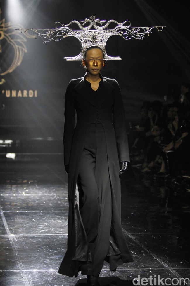 Desiner aksesori Rinaldy Yunardi menampilkan 34 provinsi di Indonesia menjadi aksesori nan megah di peragaan bertajuk Aku Untukmu Indonesia di Hotel Harris. Kelapa Gading. Jakarta. Rabu [21/08/2019]. Foto: Mohammad Abduh/Wolipop