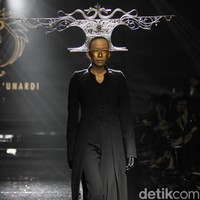 Desiner aksesori Rinaldy Yunardi menampilkan 34 provinsi di Indonesia menjadi aksesori nan megah di peragaan bertajuk Aku Untukmu Indonesia di Hotel Harris. Kelapa Gading. Jakarta. Rabu [21/08/2019]. Foto: Mohammad Abduh/Wolipop