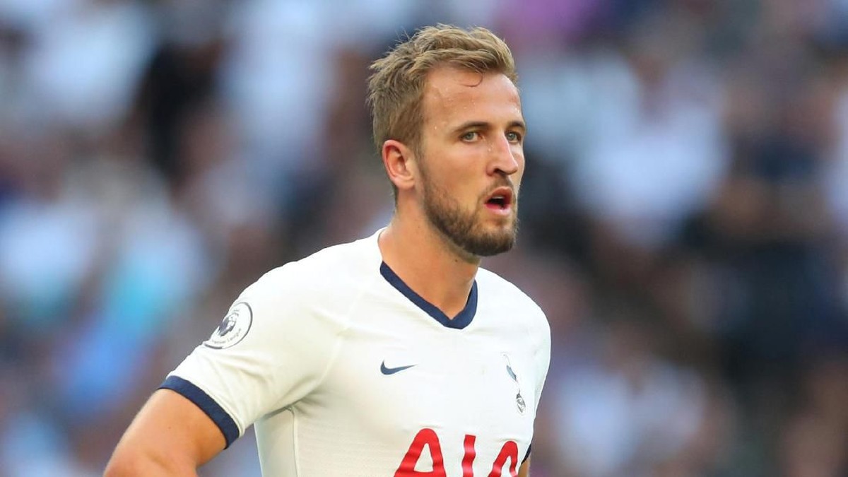 Harry Kane beradu tajam dengan Robert Lewandowski (Catherine Ivill / Getty Images)