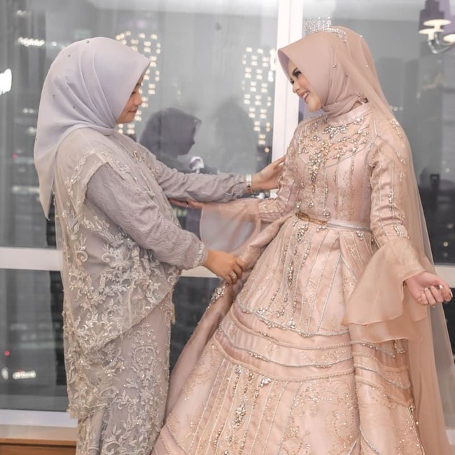 Cut Meyriska berpose bersama Ayu Dyah Andari desainer yang tak hanya membuatkannya gaun pengantin tapi juga berbagai busana lain untuk prosesi pernikahannya. Meyriska memakai karya Ayu Dyah mulai dari pertunangan, pengajian, siraman hingga akad nikah di Medan. Foto: Instagram @byayudyahandar