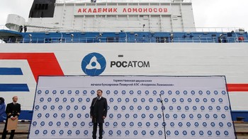 Akademik Lomonosov, begitulah namanya. Ini saat upacara peluncurannya ke lautan. Foto: Reuters