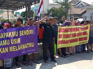 Anak Rebut Rumah Orang Tua, Puluhan Emak-emak di Kediri Aksi Simpati