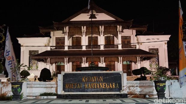 Wisata di Kutai Kartanegara museum mulawarman, kedaton kutai kartanegara, masjid jami' aji amir hasanuddin