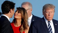 Melania dan Trudeau kemudian saling menyapa dengan ciuman pipi. Trump yang menggandeng tangan Melania tampak mengarahkan pandangannya ke bawah dengan raut wajah murung. Foto: REUTERS/Carlos Barria