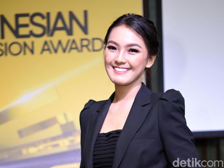 Terpikat Senyum Manis Ana Riana