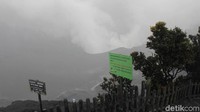 Lantai Kawah Ratu pun tak begitu terlihat karena kepulan asap berpadu air hujan yang turun selama sekitar satu jam.