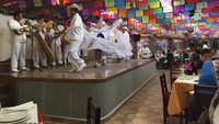 Selama makan di sini, Anda juga akan dihibur dengan berbagai pertunjukkan seru dari musik Mariachi khas Meksiko. Foto: Istimewa