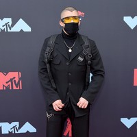 Ada pula rapper Bad Bunny. Dia benar-benar sopan dan ramah. Dia bahkan menyodorkan tangannya untuk menyalamiku dan aku langsung terpesona, ungkap Cindy. (Foto: Jamie McCarthy/Getty Images)