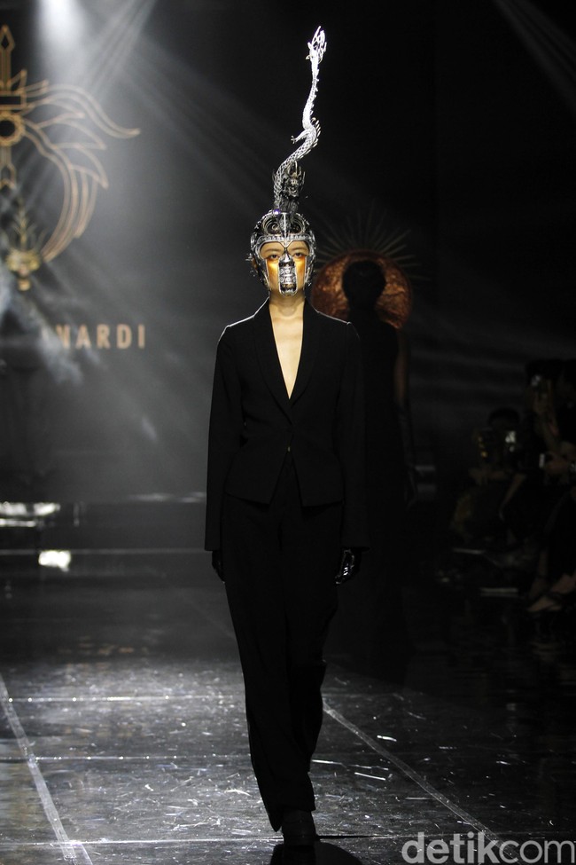 Desiner aksesori Rinaldy Yunardi menampilkan 34 provinsi di Indonesia menjadi aksesori nan megah di peragaan bertajuk Aku Untukmu Indonesia di Hotel Harris. Kelapa Gading. Jakarta. Rabu [21/08/2019]. Foto: Mohammad Abduh/Wolipop