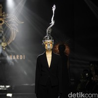 Desiner aksesori Rinaldy Yunardi menampilkan 34 provinsi di Indonesia menjadi aksesori nan megah di peragaan bertajuk Aku Untukmu Indonesia di Hotel Harris. Kelapa Gading. Jakarta. Rabu [21/08/2019]. Foto: Mohammad Abduh/Wolipop