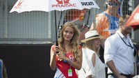 Seorang grid girl dengan seragam Pramac Ducati berpose di Sirkuit Silverstone (Mirco Lazzari gp/Getty Images)