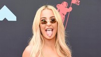 Tana Mongeau saat tiba di MTV VMAs 2019 di New Jersey, AS pada Senin (27/8). Jamie McCarthy/Getty Images for MTV