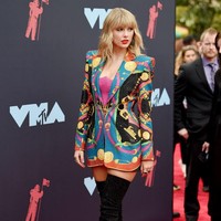 MTV VMAs 2019. Kekasih Travis Kelce ini mengenakan gaun blazer warna-warni yang dirancang khusus oleh tim Versace. Dia juga mengenakan boots Christian Louboutin berhiaskan kristal hitam. Foto: Getty Images