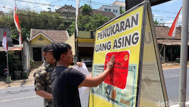 Money Changer Bodong di Malang Ditertibkan Money Changer Bodong di Malang Ditertibkan