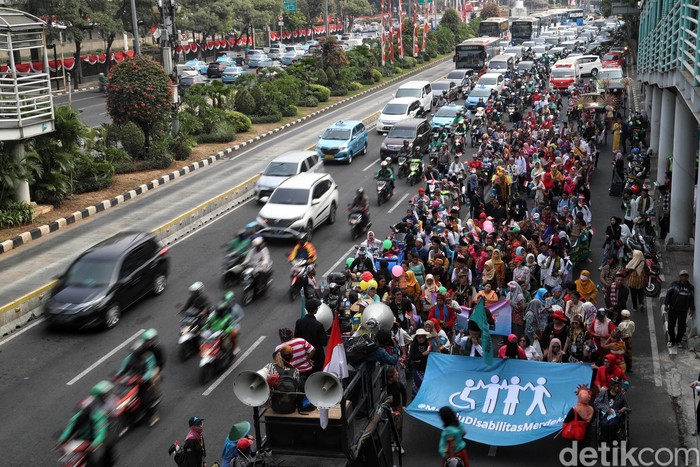 Ratusan warga difabel melakukan pawai di sepanjang Jalan MH Thamrin, Jakarta. Mereka turun ke jalan mengkampanyekan keadilan HAM.