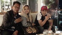 Setelah selesai makan bersama temannya di restoran, tak lupa ia mengabadikan momen tersebut. Terlihat piring-piring bekas makanan menumpuk di sana. Foto: Instagram @abdulgafurmasud