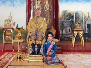 Kunjungi Penjara, Raja Thailand dan Selirnya Menyapu Lantai