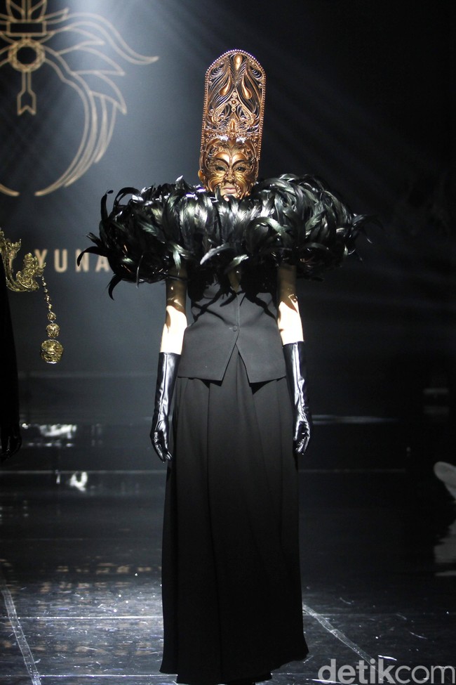 Desiner aksesori Rinaldy Yunardi menampilkan 34 provinsi di Indonesia menjadi aksesori nan megah di peragaan bertajuk Aku Untukmu Indonesia di Hotel Harris. Kelapa Gading. Jakarta. Rabu [21/08/2019]. Foto: Mohammad Abduh/Wolipop