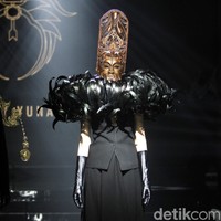 Desiner aksesori Rinaldy Yunardi menampilkan 34 provinsi di Indonesia menjadi aksesori nan megah di peragaan bertajuk Aku Untukmu Indonesia di Hotel Harris. Kelapa Gading. Jakarta. Rabu [21/08/2019]. Foto: Mohammad Abduh/Wolipop