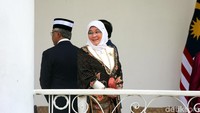 Permaisuri Malaysia terus menebar senyuman.