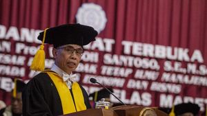 Pengukuhan Guru Besar Ketua Dewan Komisioner OJK