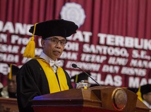 Pengukuhan Guru Besar Ketua Dewan Komisioner OJK