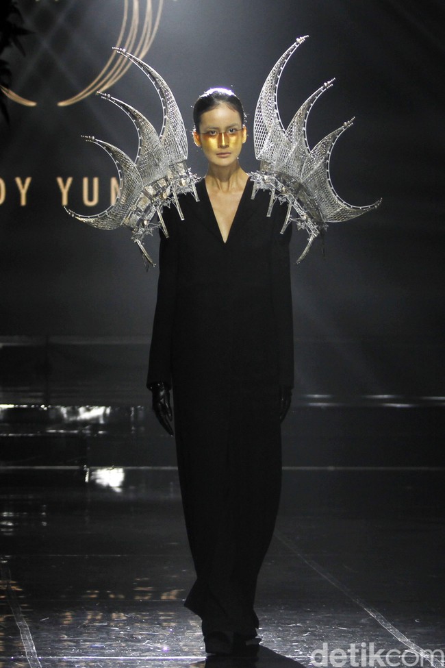 Desiner aksesori Rinaldy Yunardi menampilkan 34 provinsi di Indonesia menjadi aksesori nan megah di peragaan bertajuk Aku Untukmu Indonesia di Hotel Harris. Kelapa Gading. Jakarta. Rabu [21/08/2019]. Foto: Mohammad Abduh/Wolipop