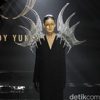 Desiner aksesori Rinaldy Yunardi menampilkan 34 provinsi di Indonesia menjadi aksesori nan megah di peragaan bertajuk Aku Untukmu Indonesia di Hotel Harris. Kelapa Gading. Jakarta. Rabu [21/08/2019]. Foto: Mohammad Abduh/Wolipop