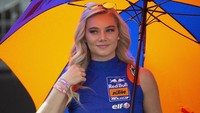 Umbrella girl dari tim KTM tampil dengan warna khas tim asal Austria itu (Mirco Lazzari gp/Getty Images)