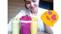 Waduh minumannya banyak banget nih. Ada tiga gelas jjus buah segar mulai dari jus buah naga, mangga dan melon. Foto: instagram @mozakitty95