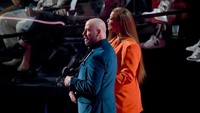 John Travolta bersama Queen Latifah saat tampil di MTV VMAs 2019 di New Jersey, AS pada Senin (27/8). Bryan Bedder/Getty Images