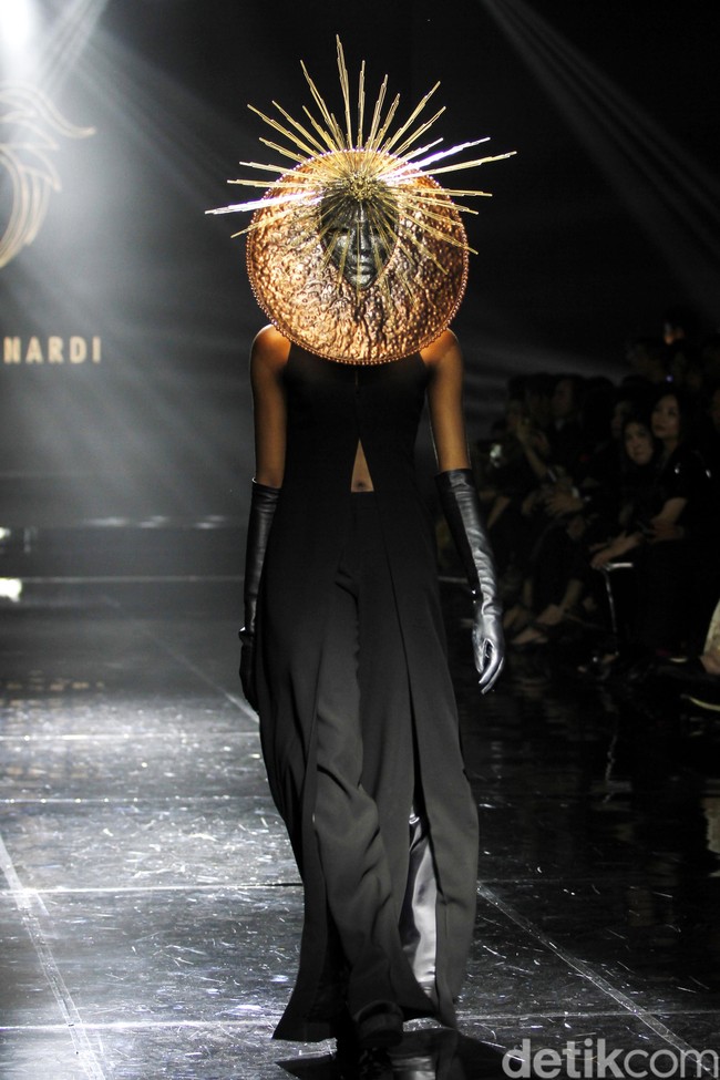 Desiner aksesori Rinaldy Yunardi menampilkan 34 provinsi di Indonesia menjadi aksesori nan megah di peragaan bertajuk Aku Untukmu Indonesia di Hotel Harris. Kelapa Gading. Jakarta. Rabu [21/08/2019]. Foto: Mohammad Abduh/Wolipop