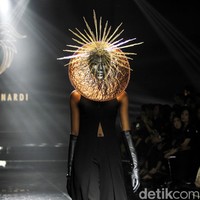 Desiner aksesori Rinaldy Yunardi menampilkan 34 provinsi di Indonesia menjadi aksesori nan megah di peragaan bertajuk Aku Untukmu Indonesia di Hotel Harris. Kelapa Gading. Jakarta. Rabu [21/08/2019]. Foto: Mohammad Abduh/Wolipop