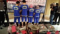 Para pelaku dan barang bukti dihadirkan dalam jumpa pers di Polres Banyumas.