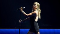 Miley terlihat sangat sederhana dan syahdu kala membawakan lagu Slide Away. Bryan Bedder/Getty Images