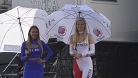 Dua umbrella girl berpose d depan paddock Sirkuit Silverstone (Mirco Lazzari gp/Getty Images)