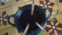 Ini adalah lilin yang dipanaskan dengan api. Di atasnya adalah canting untuk kamu membuat motif.(Tasya/detikcom)