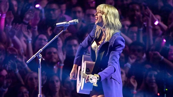 NEWARK, NEW JERSEY - AUGUST 26: Taylor Swift performs onstage during the 2019 MTV Video Music Awards at Prudential Center on August 26, 2019 in Newark, New Jersey. (Photo by Noam Galai/Getty Images)