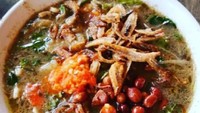 Rasa renyah segar dan lembut bubur pedas makin enak dengan topping kacang tanah goreng, ikan goreng plus sambal. Rasa renyahnya bikin nagih. Foto : Instagram @eiskadwiernia