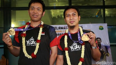 Kalung Bunga Sambut Hendra/Ahsan di Tanah Air