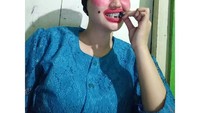Kalau berdandan seperti ini masih tampak cantik nggak nih? Oza bergaya layaknya nenek-nenek yang sedang nyirih. Foto: instagram @mozakitty95